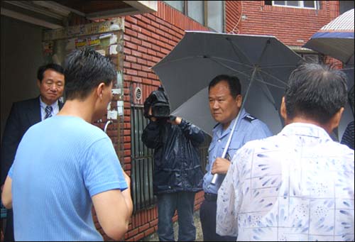 철거 주민들이 최원일 화성경찰서장에게 상황을 설명하고 있다. 이날 최 서장의 중재로 주공은 사람이 살고 있는 곳에는 경비 직원을 투입해 유리창이나 건물을 부수지 않겠다고 약속했다. 